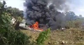 Avião militar da Colômbia em chamas após a queda