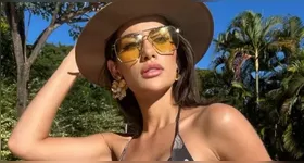 Calita, esposa do cantor Amado Batista, repercute nas redes sociais ao compartilhar fotos de biquíni fio-dental