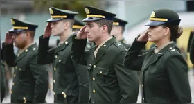 Com o tempo de serviço e as promoções sucessivas, os oficiais aprovados podem alcançar postos de coronel e general.