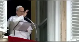 O papa Leão XIV fez um pronunciamento na Praça de São Pedro, no Vaticano, durante a oração do Angelu.