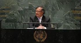 O presidente colombiano Gustavo Petro denunciou o bombardeio. De acordo com ele, equipes de resgate encontraram 27 corpos carbonizados no local.