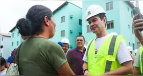 Futuros moradores também acompanharam a visita do ministro aos residenciais, que serão entregues na próxima semana.