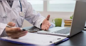 O câncer de fígado, especialmente nos estágios iniciais, quase não apresenta sintomas específicos. Quando surgem, os sinais são vagos e facilmente confundidos com outras condições de saúde.