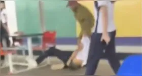 As imagens que circularam nas redes sociais registram o momento em que o homem entra na escola e confronta o aluno.