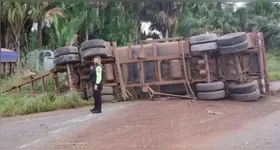 Apesar da gravidade do impacto, o caminhoneiro teve apenas prejuízos materiais.