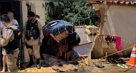 O Corpo de Bombeiros isolou a área, eliminou os riscos identificados e fez a retirada segura do veículo.