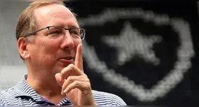 John Textor, atual controlador da SAF do Botafogo, foi procurado pela imprensa e classificou o movimento como algo "protocolar".