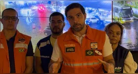 Prefeito pede que os moradores evitem áreas de risco enquanto as equipes trabalham
