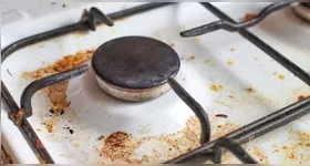 O metal enfraquecido pela ferrugem compromete tanto a mesa do fogão quanto as bocas, o que reduz a durabilidade do equipamento