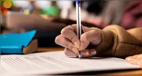 O salário base é de R$ 2.565,31 para jornada de 20 horas semanais, e os contratos têm duração de um ano, com possibilidade de prorrogação por igual período.