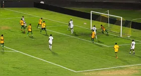 O atacante PH comemora com os companheiros após marcar o terceiro gol do Águia, garantindo a vitória marabaense no Estádio Canarinho.