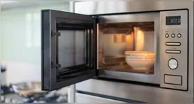 O prato giratório faz com que os alimentos passem por diferentes pontos de incidência das micro-ondas, promovendo um aquecimento uniforme e mais seguro.