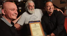 O empresário Gualberto Dedini recebeu o título de “Cidadão de Belém”, da
Câmara de Belém.