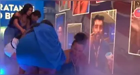 Solange rapidamente amparada por Chaiany, Jordana e Babu, que ajudaram a atriz a chegar até o confessionário.