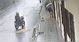 Apesar da hesitação inicial, a pedestre conseguiu se proteger rapidamente, interrompendo o contato com o agressor