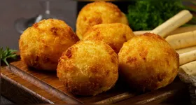 Receita de bolinho de arroz da chef Bru Calderon fica pronto em poucos minutos e é ótima opção para lanche.