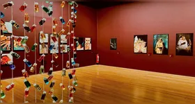 A exposição também se destaca pela proposta expográfica, que amplia a experiência para além da fotografia tradicional.