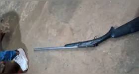 Durante as diligências, equipes da delegacia local localizaram o padrasto, que confessou a existência de outras armas no imóvel.