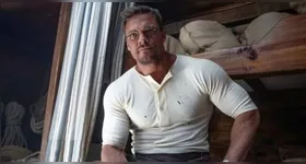 O vizinho relatou às autoridades que foi agredido com socos no rosto, chutes e ainda teria sido alvo de uma tentativa de atropelamento.