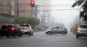 População deve evitar sair durante fortes chuvas.
