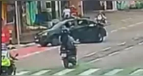 Motociclista é arremessado devido a colisão