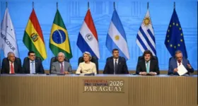 Registro em que os líderes fazem a assinatura do acordo