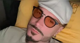 Latino em viagem no ônibus antes do acidente