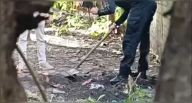 Corpo estava enterrado no quintal da casa da vítima