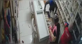 Os criminosos fizeram a limpa no estabelecimento