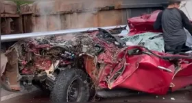 Carro ficou completamente destruído