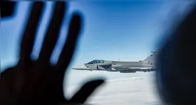 Lula nos ares contemplando o caça brasileiro