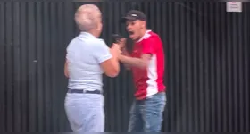 Suspeito aponta a arma para a vítima