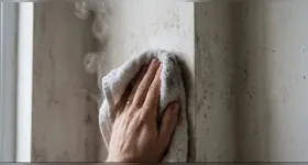 A dica é água quente e um pano