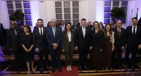 O novo presidente entre a mandatária anterior e a governadora Hana Ghassan Tuma