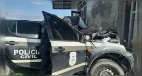 Viatura colidida com a estação do BRT e o corpo do policial em cima do veículo