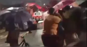 Curiosos cercaram o local antes do suspeito ser resgatado