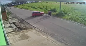 Momento em que o carro desgovernado atingiu os ocupantes da moto