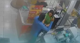 Suspeito aponta arma para atendente da fruteira