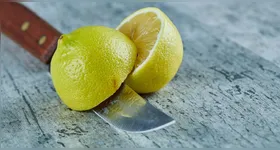 A casca do limão é capaz de amenizar odores na cozinha.