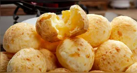 Com apenas cinco ingredientes, o preparo leva cerca de 40 minutos no forno e resulta em bolinhas macias e saborosas.