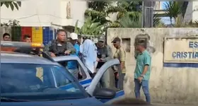 O agressor foi contido por funcionários da escola e detido pela Polícia Militar.