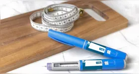 Canetas emagrecedoras viraram febre no Brasil, mas usuários precisam de acompanhamento médico.