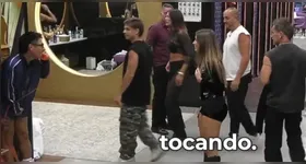 Brian estava no banheiro na hora que o Big Fone tocou.