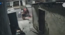 A polícia busca identificar os suspeitos.