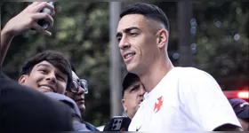 Puma na entrada do hotel com torcedores