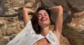 Atriz compartilha fotos de férias em St. Barths e Renato Góes reage