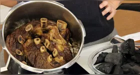 Técnica sem churrasqueira conquista quem quer sabor defumado com utensílio comum da cozinha