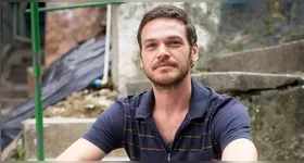 Emílio Dantas relata erro em compra na Amazon: recebeu azeite em vez de PlayStation 5. A empresa investiga o caso e promete buscar solução.