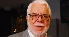 Manoel Carlos, o icônico roteirista e diretor, faleceu aos 92 anos. Sua obra transformou a TV brasileira, marcando gerações com dramas familiares profundos.