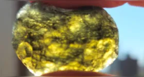 Embora negros e opacos à primeira vista, os geraisitos tornam-se translúcidos sob luz forte, exibindo coloração verde-acinzentada